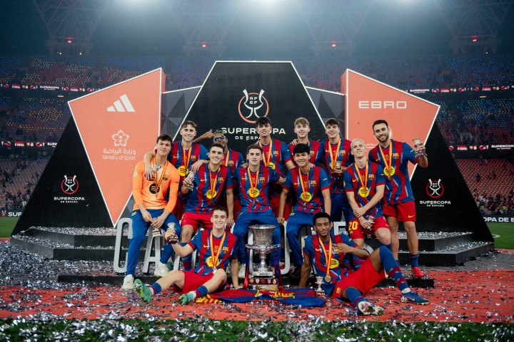 pg电子模拟器-巴萨最宝贵的财富！拉玛西亚13人西超杯夺冠合影，一半以上是U21