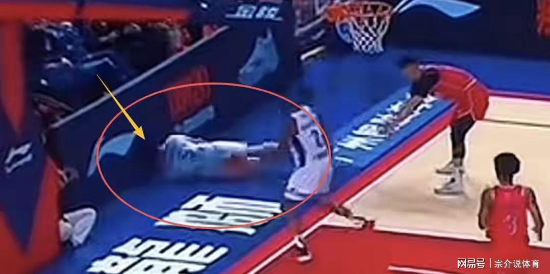 CBA广告牌再惹祸，导致球员受伤，球迷怒喷不专业只想赚钱